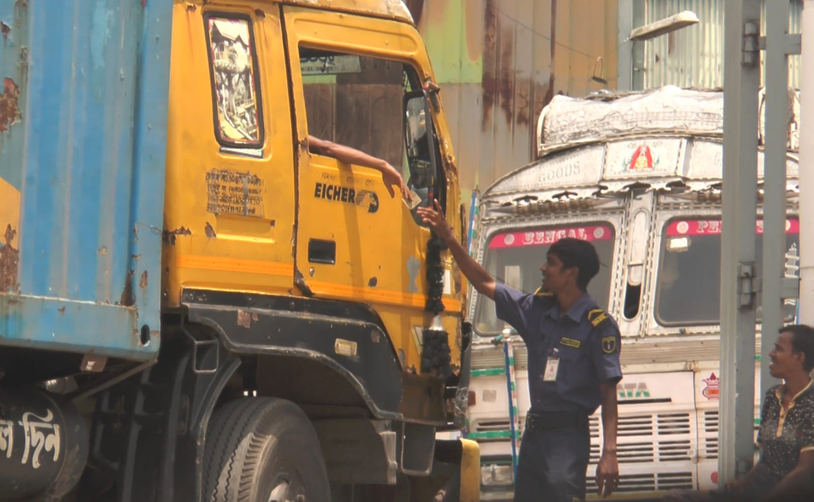 বেনাপোল স্থলবন্দরে চাঁদাবাজির অভিযোগে ৬৫ আনসার সদস্য প্রত্যাহার