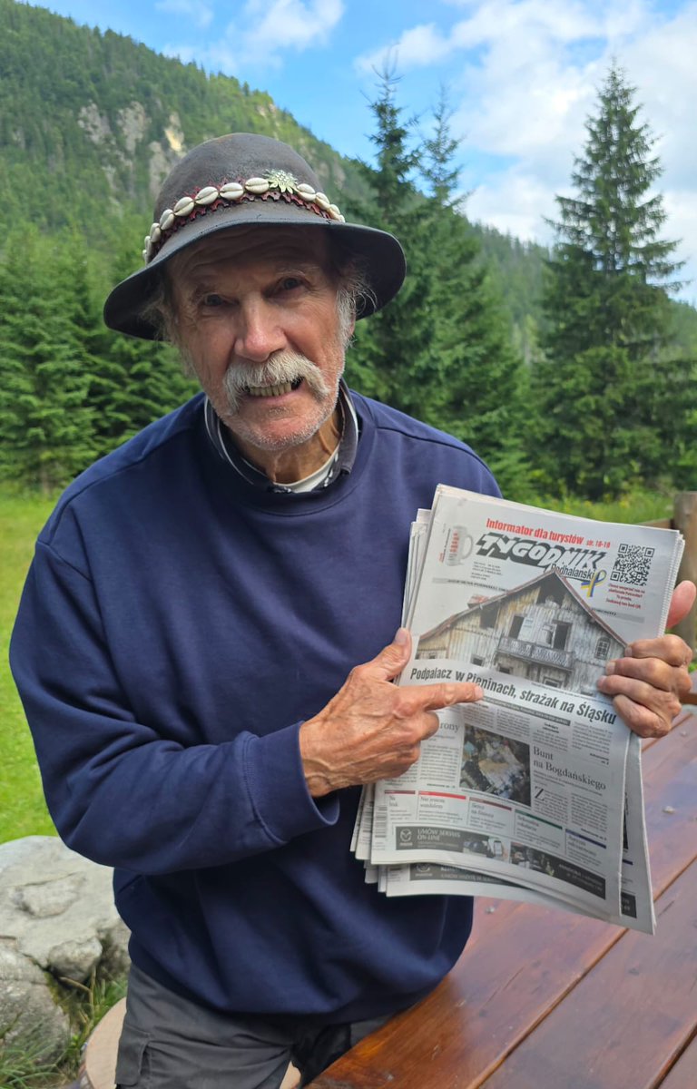 Słynny chatar z Rainerowej Chaty czyta Tygodnik Podhalański.  Rainerowa Chata to najstarszy zachowany schron turystyczny w Tatrach. Ma już ponad 160 lat. Prowadzi ją słynny chatar Peter Petras. W 1997 roku wydzierżawił ją i odnowił Peter Petras, nauczyciel z Kieżmarku, tragarz