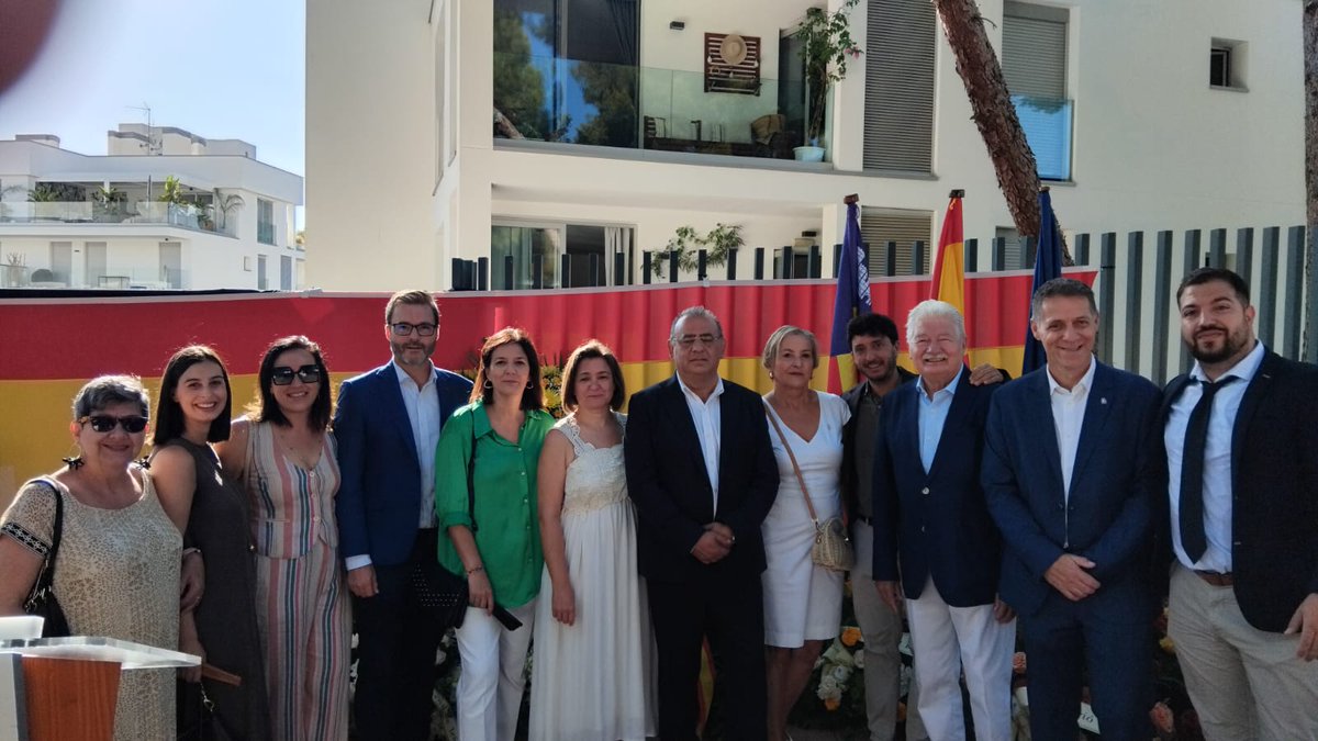 Un año más, como desde hace 16 años, he asistido junto a mis compañer@s al homenaje y recuerdo de Diego y Carlos, salvajemente asesinados por ETA en Palmanova,#Calvià. La democracia, las FFCCSS y la sociedad en general acabaron con ese terror y ese dolor. 
En su memoria hoy.