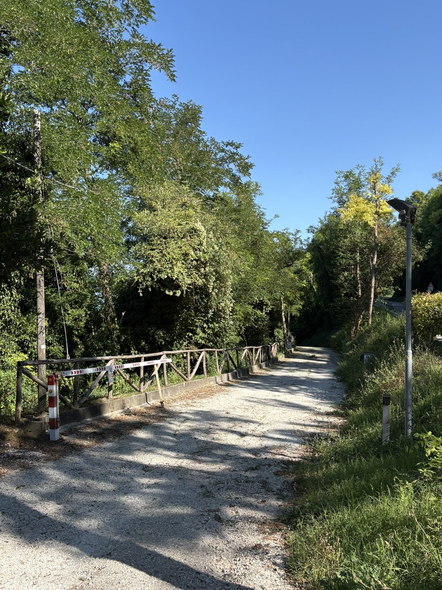 L’invasore russo si nasconde dietro il reato di “violazione di domicilio” per fare le vacanze in Italia. 

Questo è il cartello sulla stradina che porta alla villa pesarese (mai sequestrata e tuttora utilizzata) di Valentina Matvienko, terza carica della Federazione Russa, colei