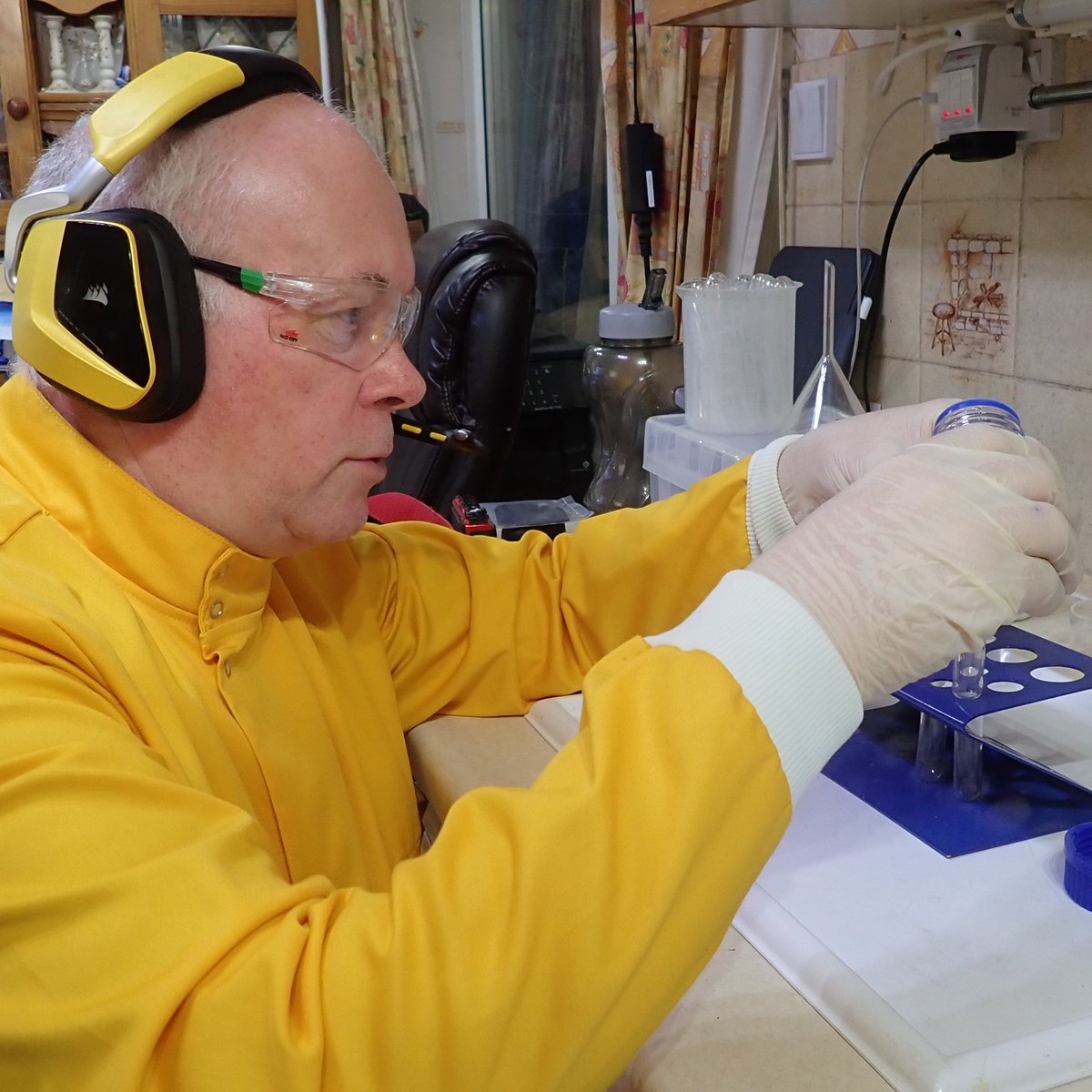 PhilipMRussell1's tweet image. Interactive online lessons with live experiments, green screens, and a studio team. Not your average Zoom call. #OnlineTuition #HybridTeaching