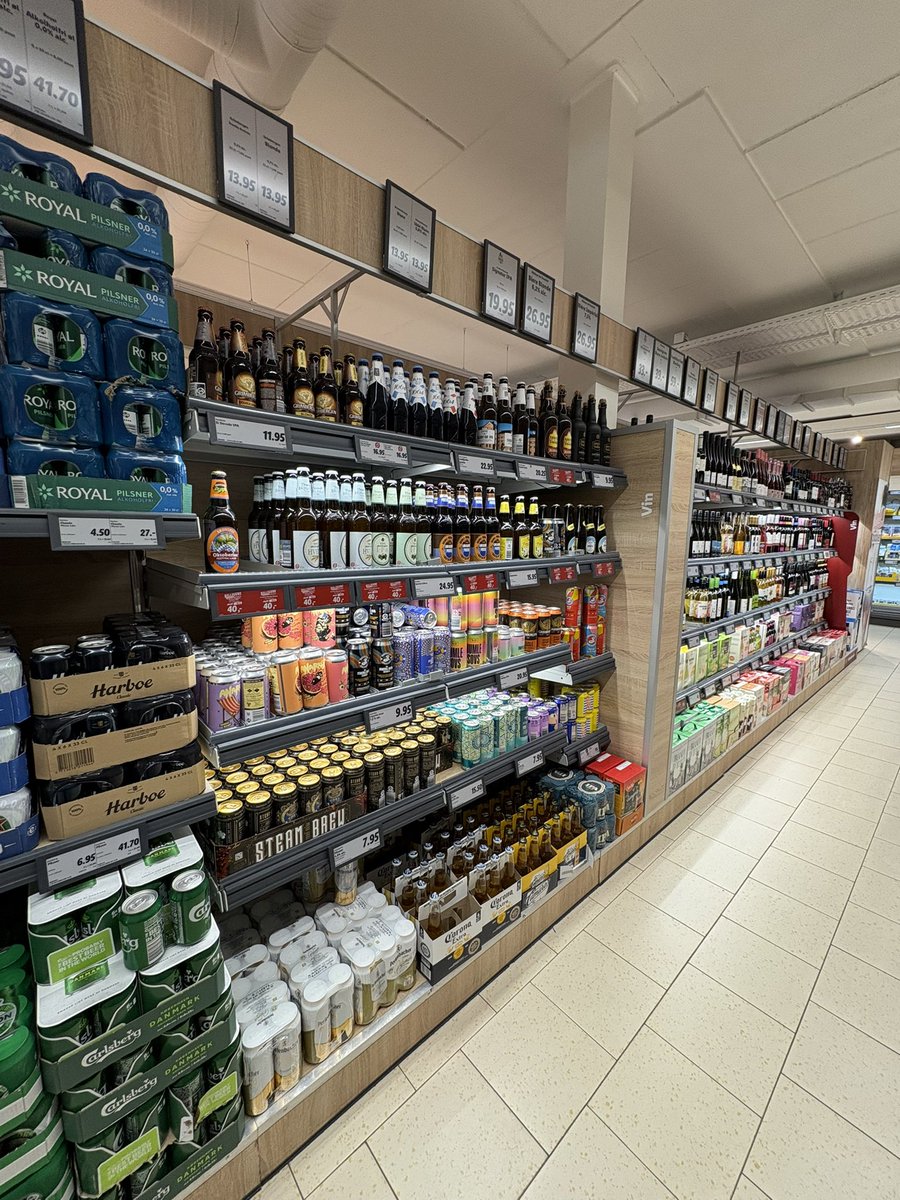 På Lidl i Köpenhamn. Danskarna har valt politiker som behandlar dem som vuxna. 

I Sverige kan en vingård inte ens sälja en flaska vin utan 30 minuters föreläsning och informationspass om alkoholens skadeverkningar. 

Vi är ett skämt. Ett dåligt sådant.