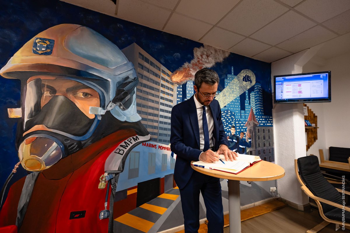 📅 Ce lundi, le Bataillon a eu l'honneur de recevoir M. Olivier Bouchery, directeur des ressources humaines du ministère de la Défense (DRH-MD).
👤 Il pu découvrir le COSSIM, centre névralgique de notre dispositif opérationnel puis le CIS Saint-Lazare pour rencontrer nos équipes.