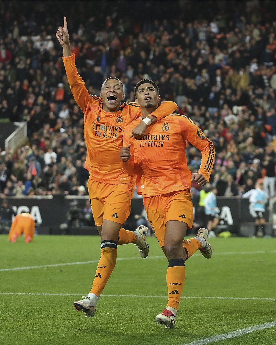 realmadrid's tweet photo. 🤗 ¡Feliz día de la amistad, Madridistas! https://t.co/NmWWwghHvN