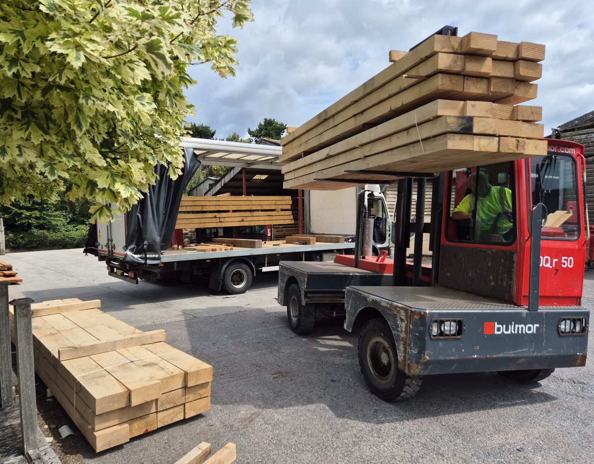 devon_hardwoods's tweet image. 🚚🌳 Just in!

We&apos;re manoeuvring a heft 15m3 of D30 Graded Green Oak that&apos;s just landed in our yard for a customer project 💪

This high-quality timber is ready to be transformed - but it will take a few trips to get it all delivered!

#greenoak #timberdelivery #customerproject