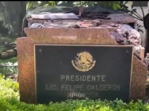 Lilia Aguilar Gil (@liliaaguilarmx) on Twitter photo Un árbol derribó la estatua de Felipe Calderón, <a href="/FelipeCalderon/">Felipe Calderón 🇲🇽🇺🇦</a>
Incluso la naturaleza se encuentra indignada ante esta figura 😂 Un árbol derribó la estatua de Felipe Calderón, <a href="/FelipeCalderon/">Felipe Calderón 🇲🇽🇺🇦</a>
Incluso la naturaleza se encuentra indignada ante esta figura 😂