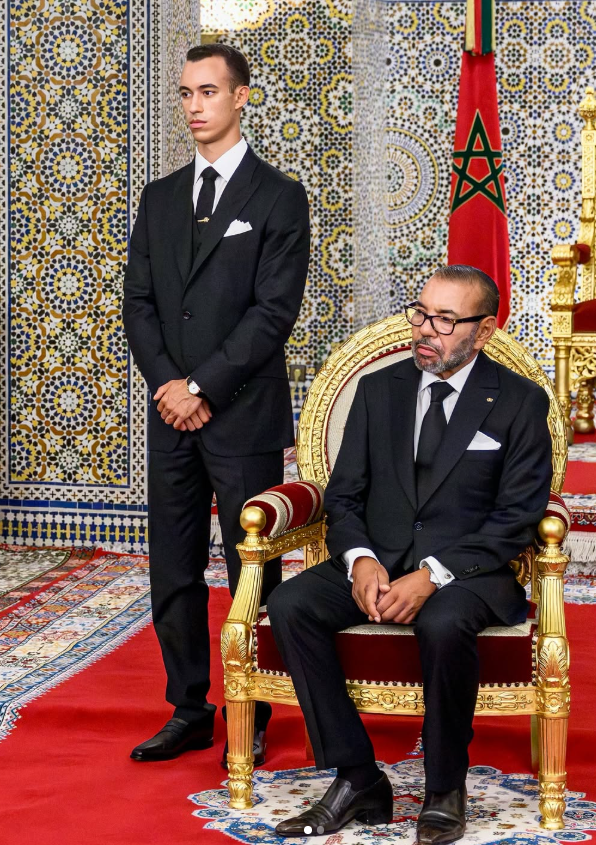 🔴🟢||•خطاب العرش 2025...#رؤية_ملك_ومسار_وطن

الخطاب السامي الذي وجهه جلالة #الملك_محمد_السادس، نصره الله وأيده، إلى شعبه المخلص، بمناسبة الذكرى السادسة والعشرين لتربع جلالته عرش اسلافه المنعمين، لم يكن مجرد كلمات عابرة، بل رسالة ملكية شمولية واضحة، ترسي بقيم الحكمة والرشد
1/8