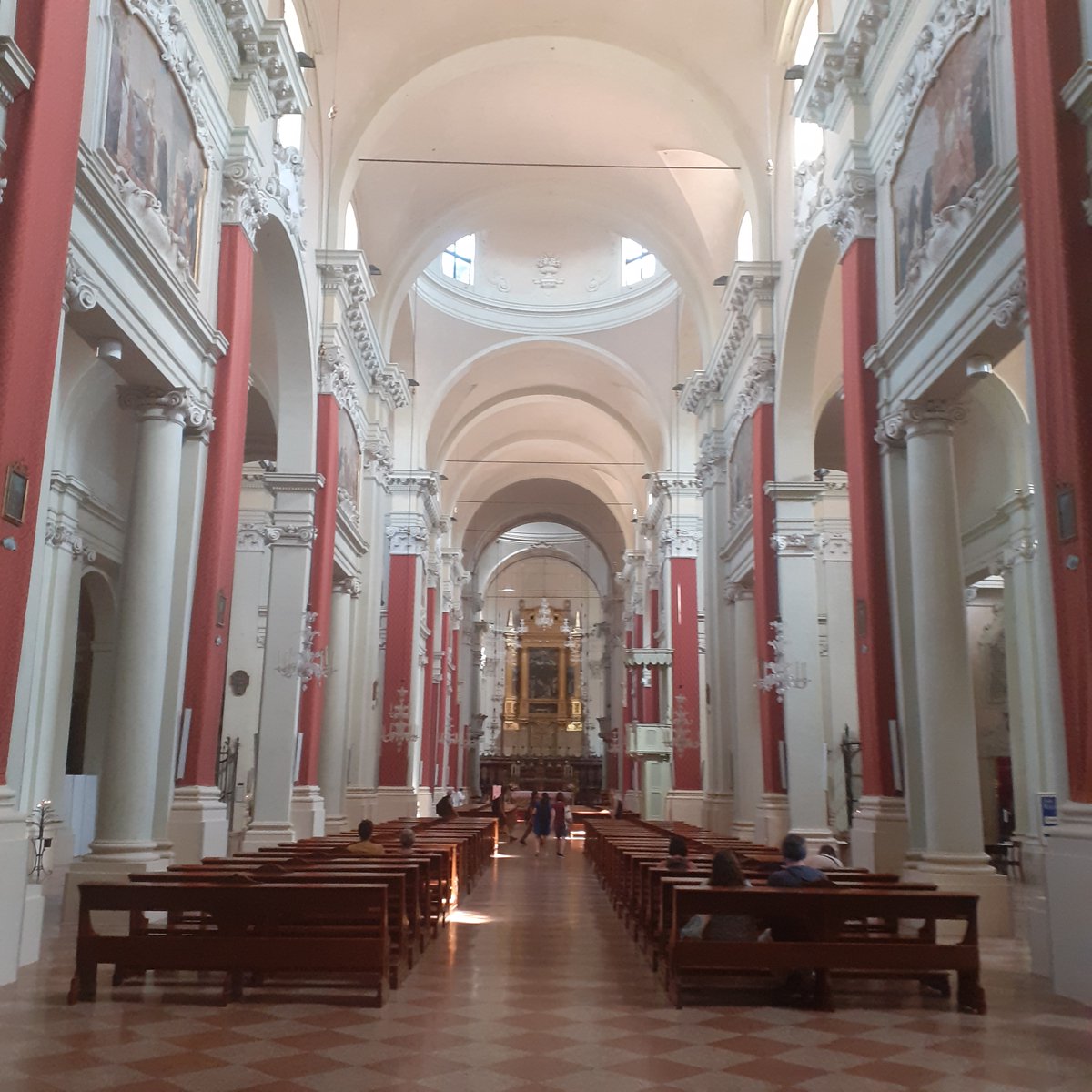 Scrivetemi le vostre intenzioni e le applicherò nella Santa Messa di domani. Vi ricordo con affetto nella preghiera e vi affido all'intercessione della Madonna di Fontanellato e di San Domenico. Il Signore vi benedica, vi custodisca da ogni male e vi conduca alla vita eterna.