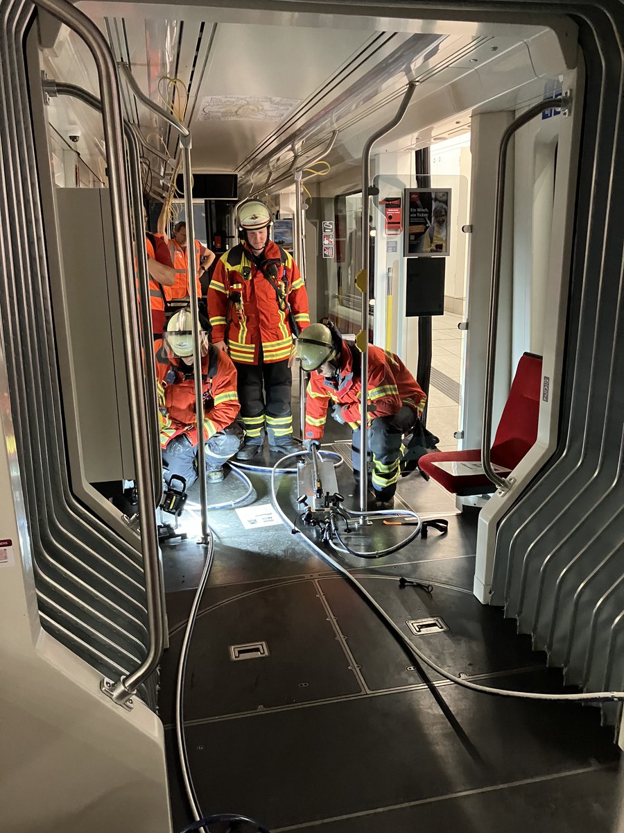 VBK_GmbH's tweet photo. 🚒 Üben für den Ernstfall: Unter realitätsnahen Bedingungen trainierte die #Berufsfeuerwehr #Karlsruhe in den vergangenen drei Tagen im #Stadtbahntunnel die Rettung und Bergung einer verunglückten Person im Gleisbett.👉Mehr Infos: https://t.co/mCd39JWD9M
#VBK #ÖPNV #Sicherheit https://t.co/1og9uHEJr5