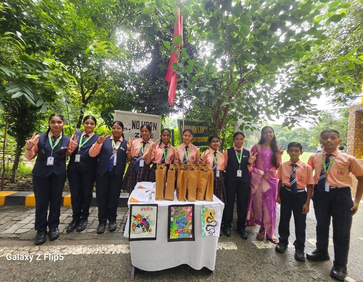 Honoured our Best Hostel Students — silent leaders who turned stay into legacy.
Gratitude to #HDFC's Pavan Singh ji for inspiring them!

#HostelChampions #SARAExcellence #GlobalWithIndianSoul
