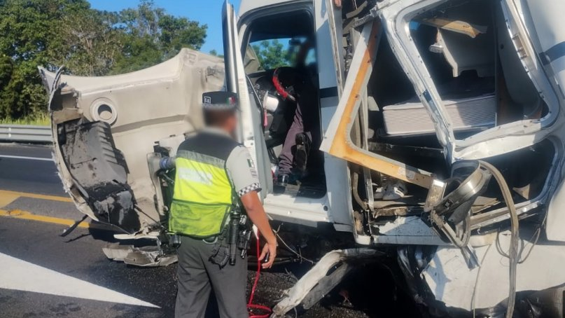 #TomePrecauciones en #Veracruz se registra cierre parcial de circulación por #Accidentevial cerca del km 002+520 de la carretera Poza Rica-Veracruz. atienda indicación vial.