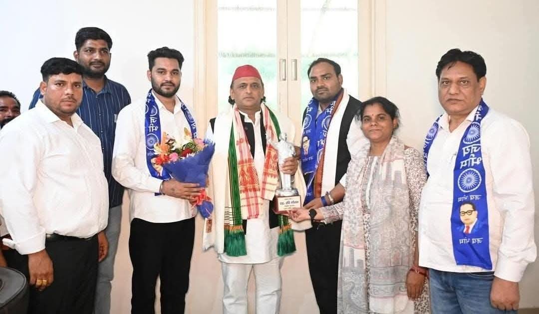 यह गाजियाबाद के रवि गौतम जो बहुजन समाज से आते हैं उत्तर प्रदेश में जब 9 सीटों पर विधानसभा चुनाव हुआ था तब यह मा० बहन कुमारी <a href="/Mayawati/">Mayawati</a> jii से मिले थे और उन्होंने बहन जी से बोला था बहन जी रवि गौतम सर कटा लेगा मगर कभी आपको धोखा नहीं देगा 
 बिकाऊ नेता Ravi Goutam 😠