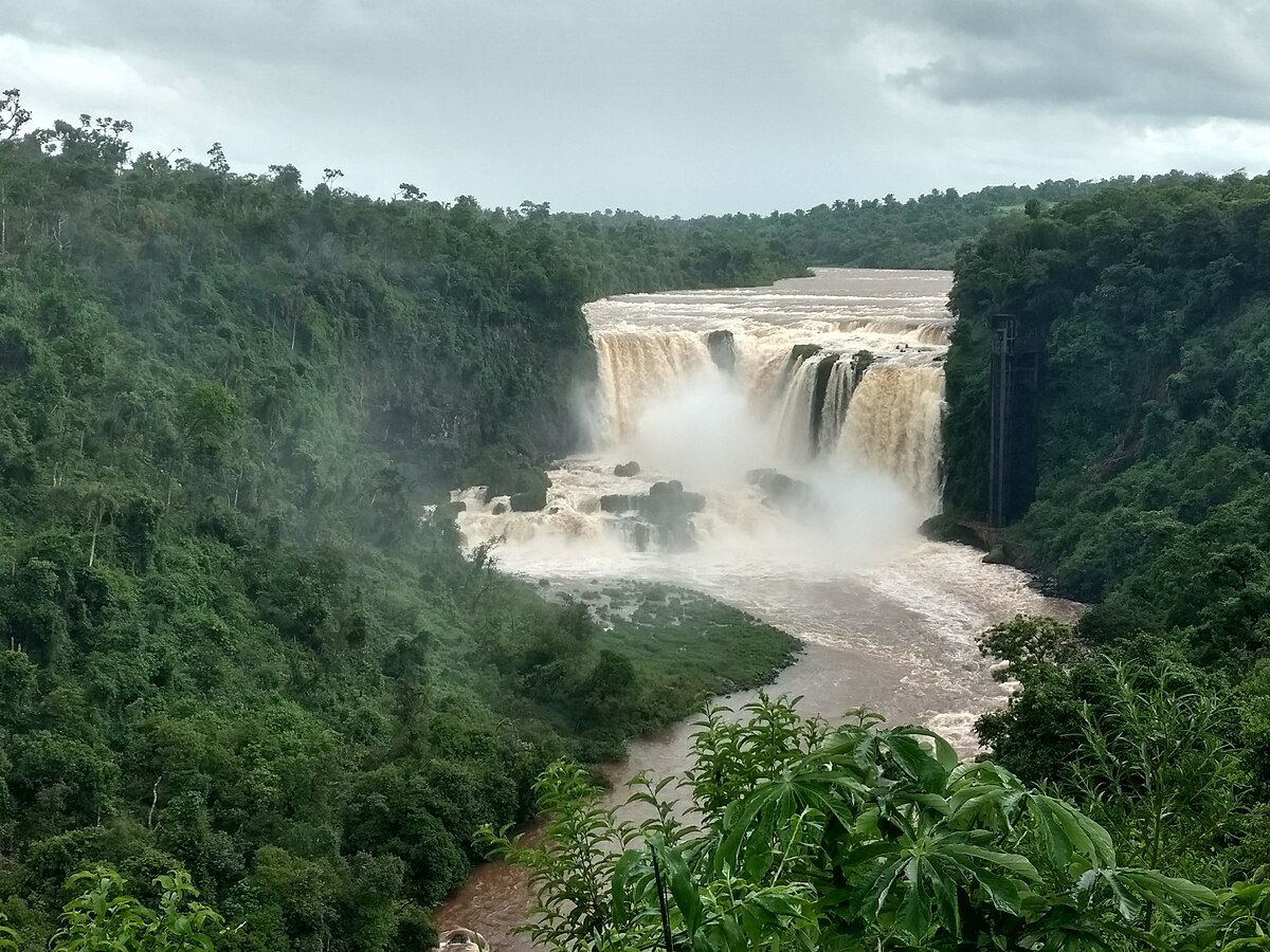 4. SALTOS DEL MONDAY

¡A estas fui y son hermosas!
Tres caídas, 120 metros de ancho, 40 metros hasta que rompe el agua... 
Es muy fácil de llegar desde Ciudad del Este, incluso desde Argentina: altamente recomendable.
