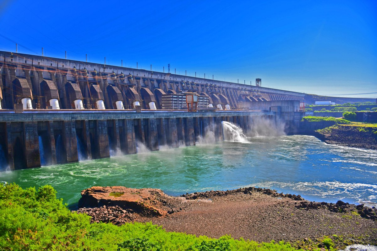 periodistan_'s tweet photo. 12. ITAIPÚ

La mayor productora de energía del planeta, y durante mucho tiempo la mayor central hidroeléctrica. Se ubica en el límite entre Paraguay y Brasil; del lado paraguayo es interesantísima la visita guiada para entender cómo fue construida y cómo funciona esta bestia. https://t.co/NpSU8jzPl4