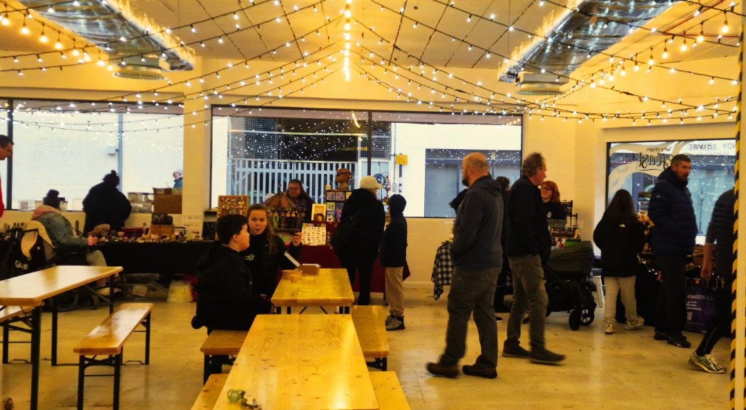 Mae'r Eisteddfod Genedlaethol yn dod i Wrecsam rhwng 2–9 Awst, ac mae gan chaptercourt.co.uk le i fusnesau yn ystod yr wythnos.

Mae yna opsiynau ar gyfer masnachu yn y gofod pop-up neu unedau wythnos llawn. Byddwch yng nghanol y weithred gyda 100,000+ o ymwelwyr!