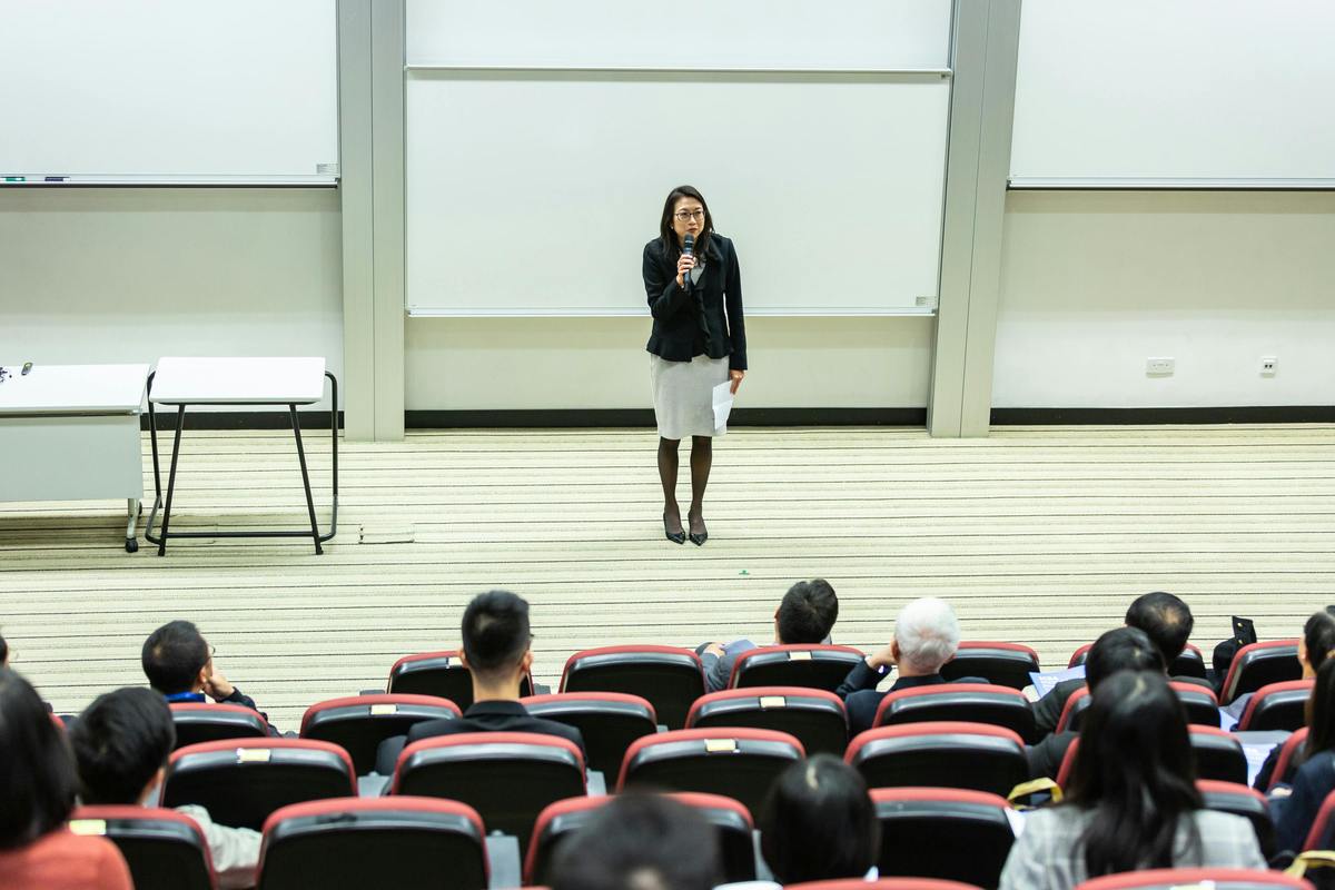 retosfemeninos.com/profiles/blogs…
"ERRORES DE UN PRESENTADOR: CLAVES PARA CONECTAR, NO PARA EXHIBIR" Para enganchar a tu público y dejar una huella duradera, recuerda que tu rol va más allá de transmitir información. Eres un facilitador de aprendizaje y crecimiento. La conexión se