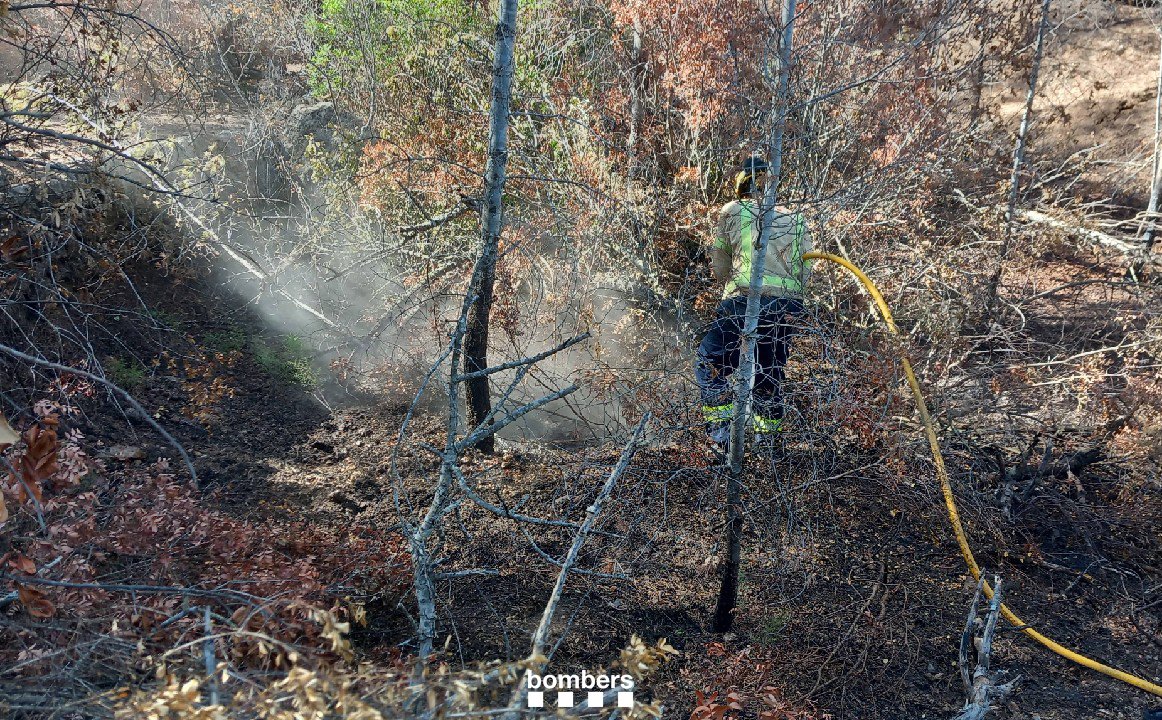 Extingim una soca que fumejava a Xerta, a dins del perímetre de l'#IFPaüls (avís 17.04h <a href="/112/">112</a>). Hem activat 10 dotacions en rebre l'avís d'una columna de fum a la zona, amb #GRAF, #EPAF i un #MAER, però no ha estat necessari que hi treballés tothom

9🚒 i 1🚁 #MAER
#bomberscat