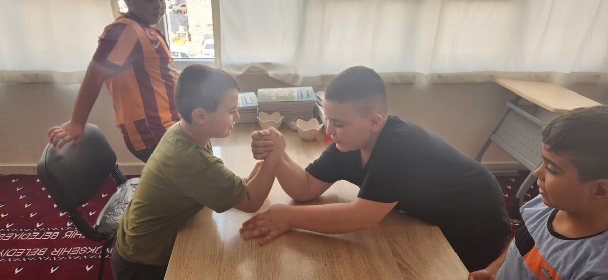 Gençlerimizin azmi, heyecanı ve dostça rekabetiyle bilek güreşi turnuvamızı büyük bir coşkuyla gerçekleştirdik. Kazananların da kaybedenlerin de tebessümle ayrıldığı bu güzel günde, sadece kaslar değil, kardeşlik ve samimiyet kazandı. Etkinliğimize katılan MGD Üniversiteler