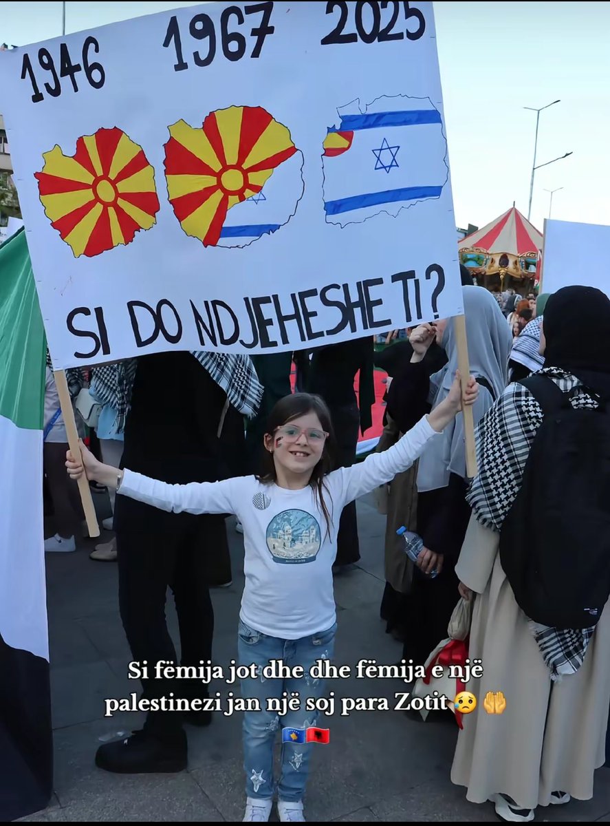 Пази ова, на протест во Тирана🇦🇱 за наводен геноцид на Израел врз палестинците, некое 💩 држи транспарент со карта од Македонија и се буни зошто Македонија го поддржува Израел. 
Овие албаносите ептен зеле замав, веројатно нив треба да ги прашаме за нашата надворешна политика🧐