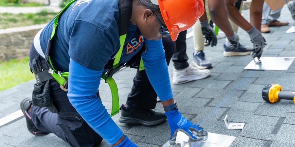 BCCcuny's tweet image. 🌞Bronx residents install solar panels on demonstration rooftop at BCC in 4-week solar power training, thanks to the Green Action Challenge Grant generously funded by @NYPAenergy &amp;amp; sponsored by #BronxEconomicDevelopmentCorporation. ⚡️

#bcccuny #bccpride #SolarPower @CUNY