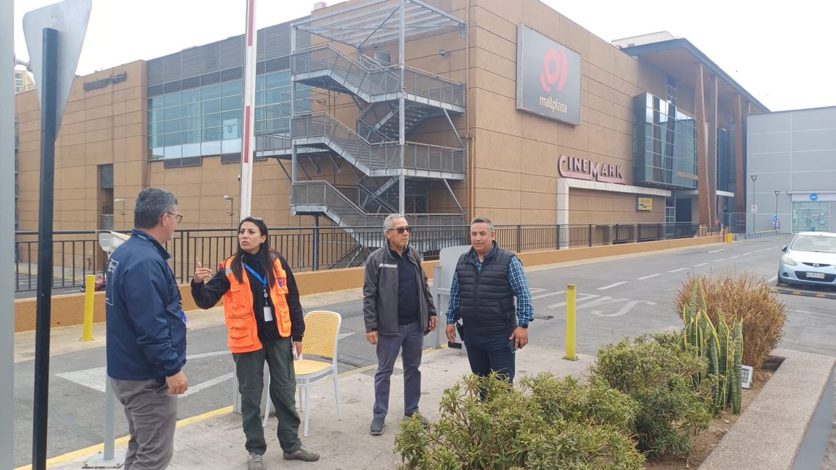 TarapacaDRT's tweet photo. En el contexto de #alertaroja emanada por @Senapred #Tarapaca funcionarios de la @DirecDelTrabajo se encuentran constatando en terreno la evacuación preventiva de #trabajadores 
#DerechosLaborales #TrabajoDecente
#Iquique
@SeremiTrab_1R @VoceriaTarapaca @DPRTarapaca @MallplazaCL https://t.co/yFVRjkhZyI