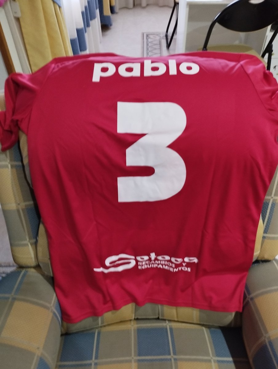 Estás en el pueblo y te pones a buscar una camiseta roja para jugar una pachanga esta tarde y aparece está joyita...

Camiseta del eterno capitán Pablo Arcas de la AD San Clemente.

Una camiseta, a la que le tengo muchísimo cariño y que a su vez, valió un ascenso.