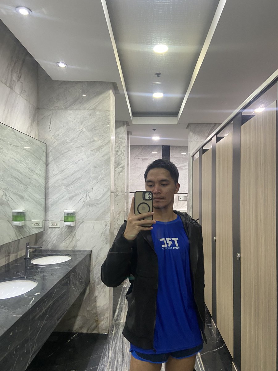 MarkGabres24's tweet photo. Lucky enough to win a raffle today. Thanks sa shirt. #tobyssports https://t.co/L6wSvkHEUq