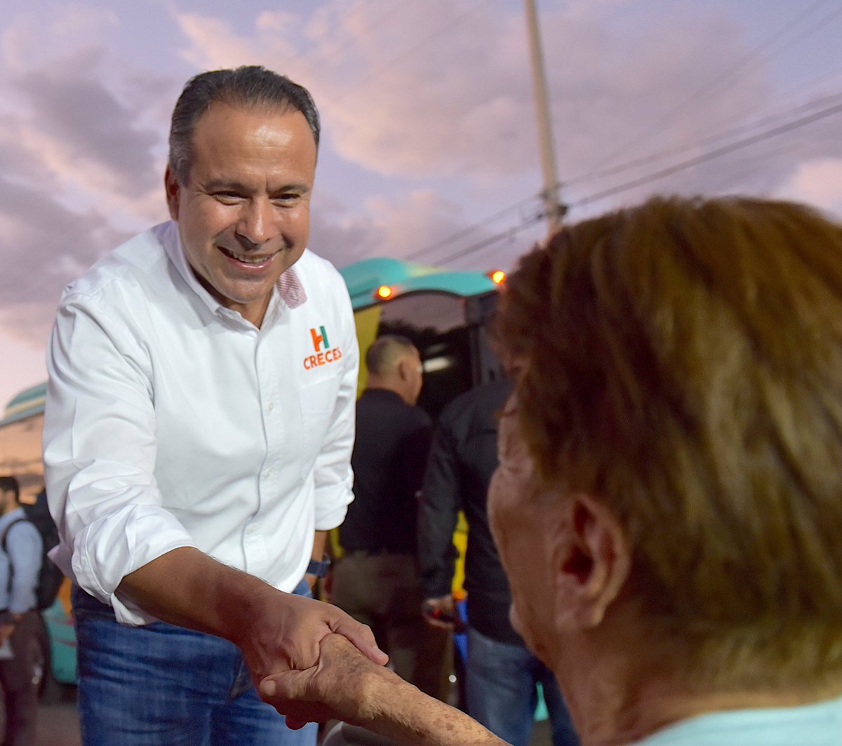 ¡Ya son 85 trayectos de Camina Segura entregados en Hermosillo! ✨

Ayer realizamos una gira de trabajo a bordo del HBUS, junto a vecinas, vecinos y Comités CRECES, para entregar los nuevos corredores iluminados de Las Lomas, Urbi Villa del Rey y Ley Palo Verde. 🟡

Con el