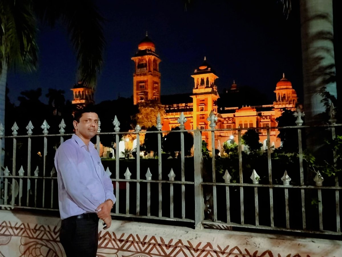 Dr Sarvest Mishra (National Awardee Teacher) (@sarvestkumar) on Twitter photo अपने विद्यार्थी जीवन के 8 साल जिस शहर इलाहाबाद की सड़कों, गलियों लॉजों और विश्वविद्यालय के आंगन में गुजारे आज बहुत दिनों बाद उसे फिर से निहार कर अत्यंत सुखद एहसास हुआ...!
काश! वो विद्यार्थी जीवन फिर लौट आता..
<a href="/UoA_Official/">University of Allahabad</a> अपने विद्यार्थी जीवन के 8 साल जिस शहर इलाहाबाद की सड़कों, गलियों लॉजों और विश्वविद्यालय के आंगन में गुजारे आज बहुत दिनों बाद उसे फिर से निहार कर अत्यंत सुखद एहसास हुआ...!
काश! वो विद्यार्थी जीवन फिर लौट आता..
<a href="/UoA_Official/">University of Allahabad</a>