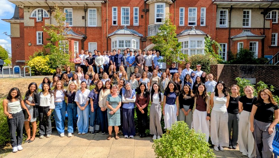 University Hospital Southampton Jobs (@uhs_jobs) on Twitter photo Welcome to our new Foundation Year 1 Doctors! 👋
We are delighted to welcome the latest cohort to <a href="/UHSFT/">University Hospital Southampton 💙</a>. We look forward to supporting these talented doctors as they embark on their professional healthcare journey as part of the Wessex Foundation School
#LeadTheWay #WeAreUHS Welcome to our new Foundation Year 1 Doctors! 👋
We are delighted to welcome the latest cohort to <a href="/UHSFT/">University Hospital Southampton 💙</a>. We look forward to supporting these talented doctors as they embark on their professional healthcare journey as part of the Wessex Foundation School
#LeadTheWay #WeAreUHS