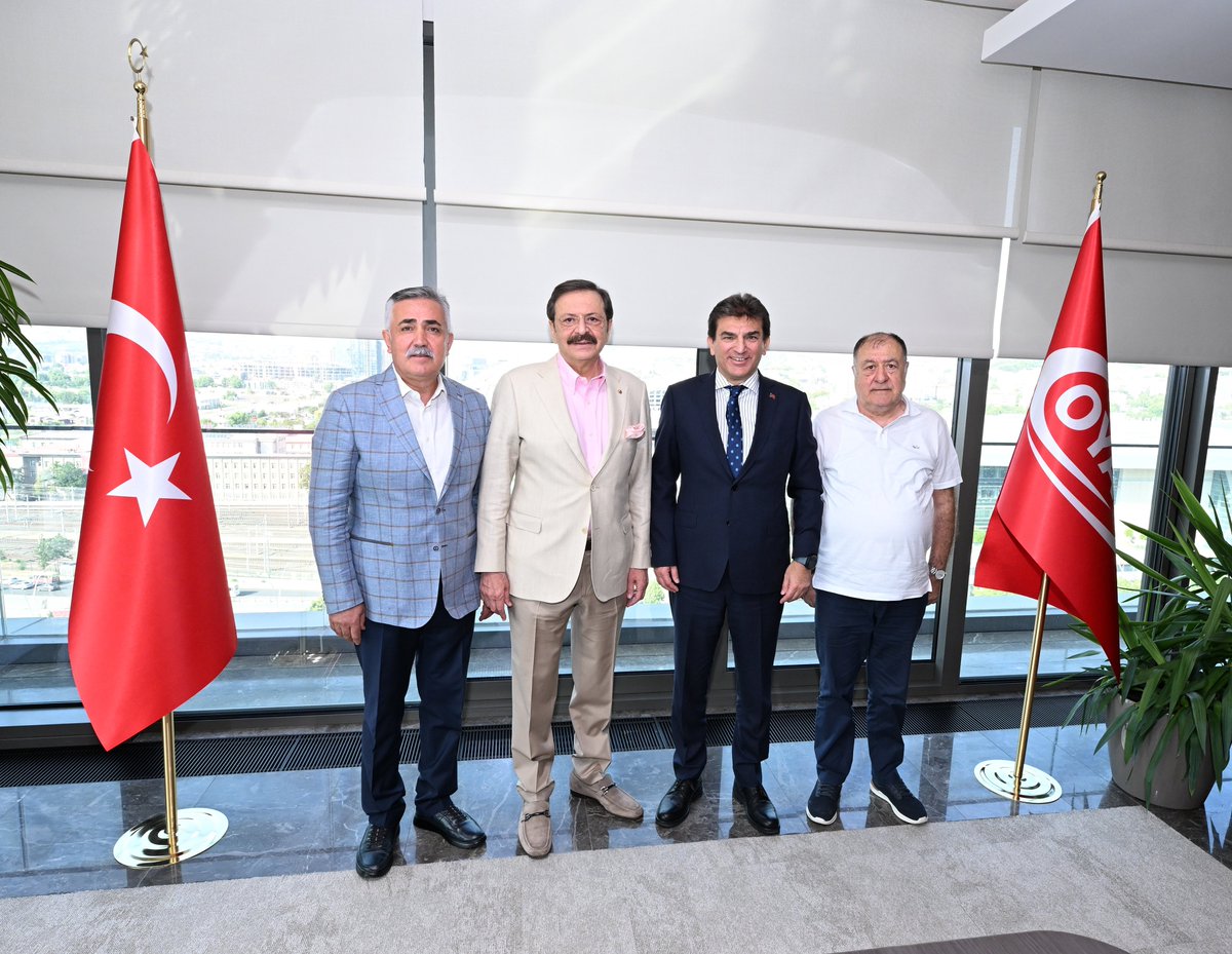 TOBB Başkanımız Sayın <a href="/RHisarciklioglu/">Rifat Hisarcıklıoğlu</a> ile birlikte, OYAK Genel Müdürü Sayın Prof. Dr. Murat Yalçıntaş’a hayırlı olsun ziyaretinde bulunduk.

Nazik ev sahipliği ve hoş sohbetleri için kendisine teşekkürlerimi sunuyorum.