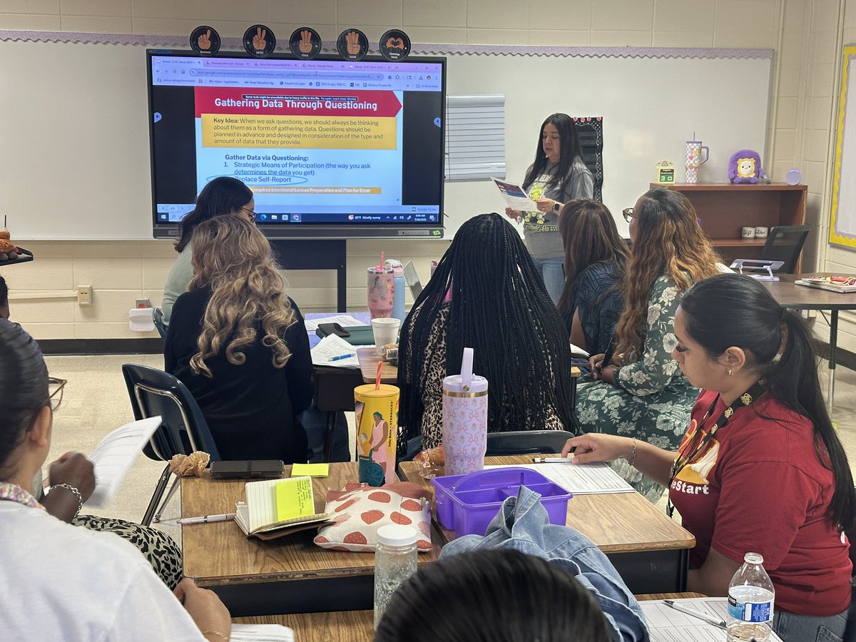 BlackES_AISD's tweet image. Teachers were all in during our TLAC-DSD active observation! Engaged in learning and asking great questions to deepen their understanding. #TeachingAndLearning #TLAC #GritToGreat @nparedes2000 @A_Hart73 @AldineISD @maty_orozco #Aldineimpact