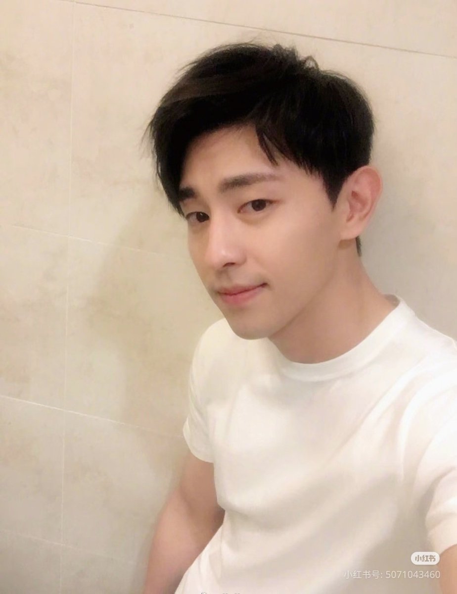 Unseen pic = new pic
Very handsome 
#Denglun #เติ้งหลุน
Credit: logo
P.S. i adjust the light a bit