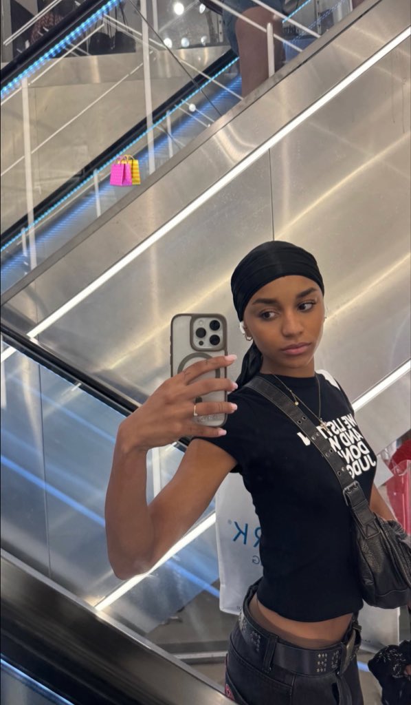 lo shopping lo sta pagando con la carta facciale