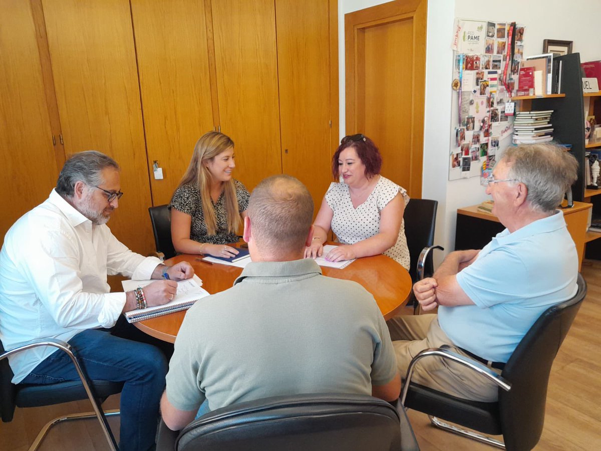Raquel Alonso (@raquelalonsoher) on Twitter photo Esta mañana ha venido Alexandra González, alcaldesa de Rubí de Bracamonte, a la delegación territorial de la <a href="/jcyl/">Junta de Castilla y León</a> para hablar sobre su municipio y las infraestructuras. Gracias Alexandra por el trabajo que desarrollas por tus vecinos. Esta mañana ha venido Alexandra González, alcaldesa de Rubí de Bracamonte, a la delegación territorial de la <a href="/jcyl/">Junta de Castilla y León</a> para hablar sobre su municipio y las infraestructuras. Gracias Alexandra por el trabajo que desarrollas por tus vecinos.
