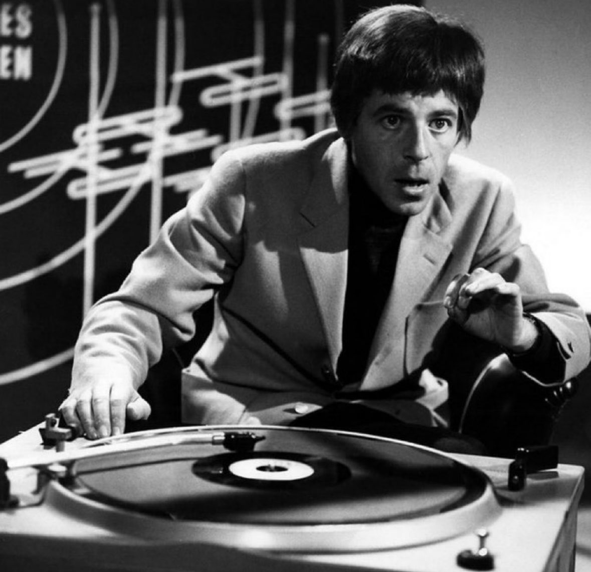 Im Deutschen Fernsehen wird 1961 die erste Sendung von Musik aus Studio B mit Chris Howland/Mr. Pumpernickel ( 30. Juli 1928 -29. November 2013) als Schallplatten-moderator ausgestrahlt und fand ein begeistertes Publikum,