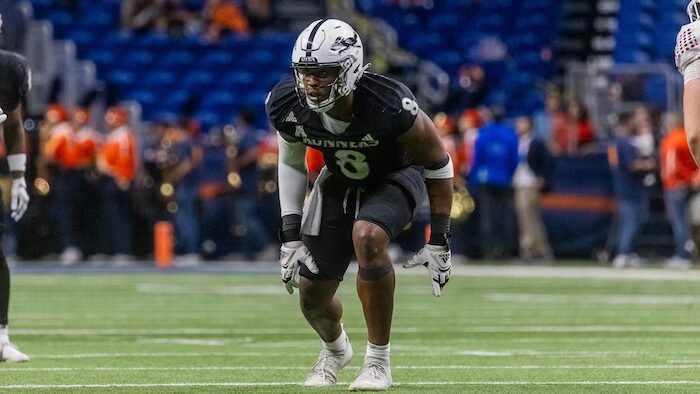 ● DE Spotlight ●

Jimmori Robinson

UTSA ➡️ West Virginia

• The addition of Robinson is one of the best portal pickups of the year in my opinion and he's a player who can come in and get double digit sacks for the Mountaineers. In his career he has 110 Tackles, 30 Tackles for