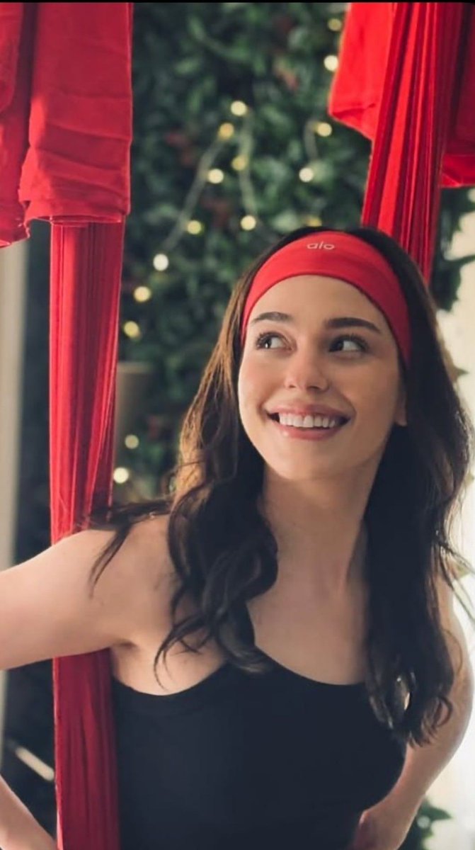 أريد أن أفرغ رأسي من جميع أفكاره وأستريح في مكانٍ لا يزورني فيه شيء سوى الطمأنينة..