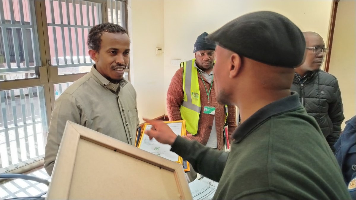 We shutdown SaveMore Cash and Carry - a grocery wholesale warehouse run by Somalians that’s operating illegally without trading license and health certificates. This warehouse, in Pretoria West, operates in an area that’s been demarcated only residential housing. The owners