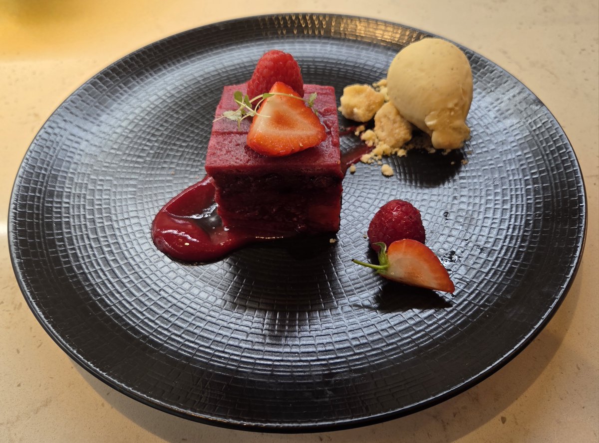 VictoryServices's tweet image. 🍽️ Sneak peek! Our #VSC chefs &amp;amp; F&amp;amp;B team sampled the new menu today ahead of tomorrow’s launch 👨‍🍳
Featuring new dishes from The Grill &amp;amp; the Lounge Bar  Menus🧀🥩📍 In Central London? Pop into the Club &amp;amp; be among the first to try it!📲 Menus live on the VSC website. #MenuLaunch