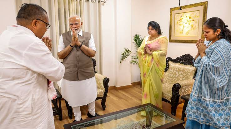 PM Modi personally met the family members of Pahalgam terror attack victim Shubham Dwivedi in Kanpur.

Country literally went to war to avenge the terrorist attacks

Today, Dwivedi's wife is thanking Rahul &amp; Priyanka over PM Modi

You can't please Indians no matter what you do.