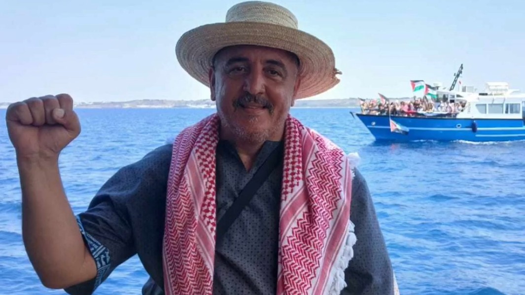 Chris Smalls est un militant syndical 🇺🇸 de premier ordre, Hatem Aouini un dirigeant communiste et révolutionnaire 🇹🇳

Kidnappés à bord du Handala, nos 2 camarades sont toujours dans une geôle israélienne où ils subissent un traitement raciste et inhumain.

Libérez-les !