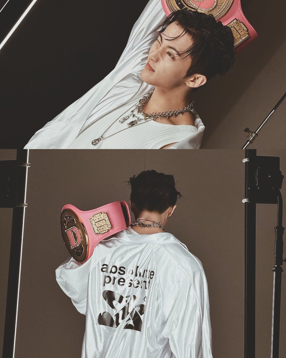 Marklde's tweet image. idk man, in this outfit I’m definitely the certified global baddie.