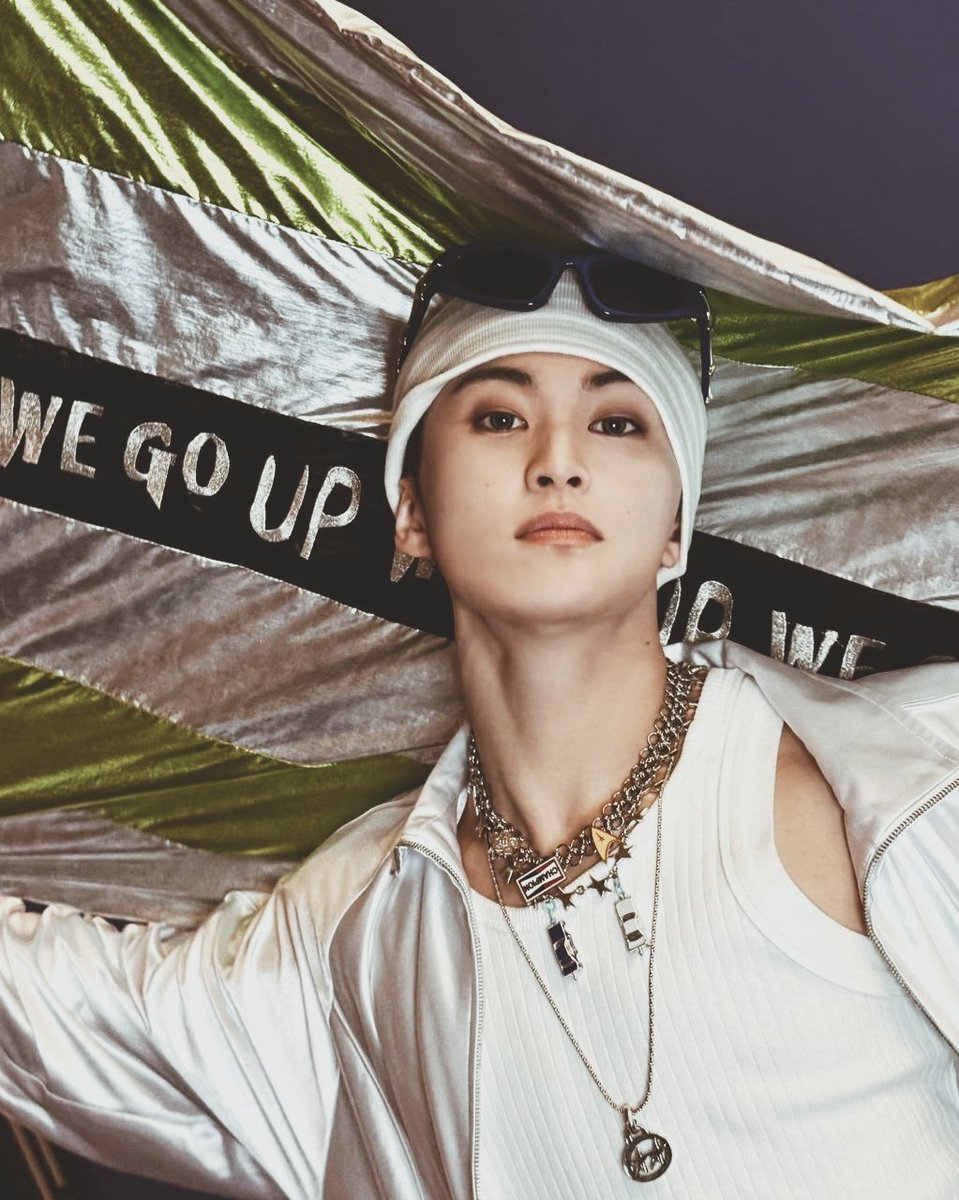 Marklde's tweet image. idk man, in this outfit I’m definitely the certified global baddie.