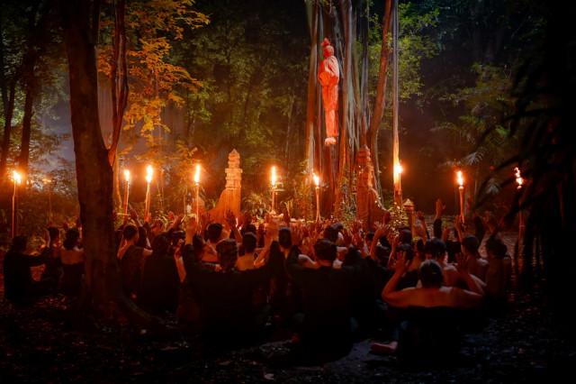 filemfreaksmy's tweet photo. So kalau korang peminat kisah seram, pocong &amp; nak luangkan masa korang di hujung minggu, filem 'REGO NYOWO' ni aku sangat recommend. https://t.co/4hgcyRQGh2