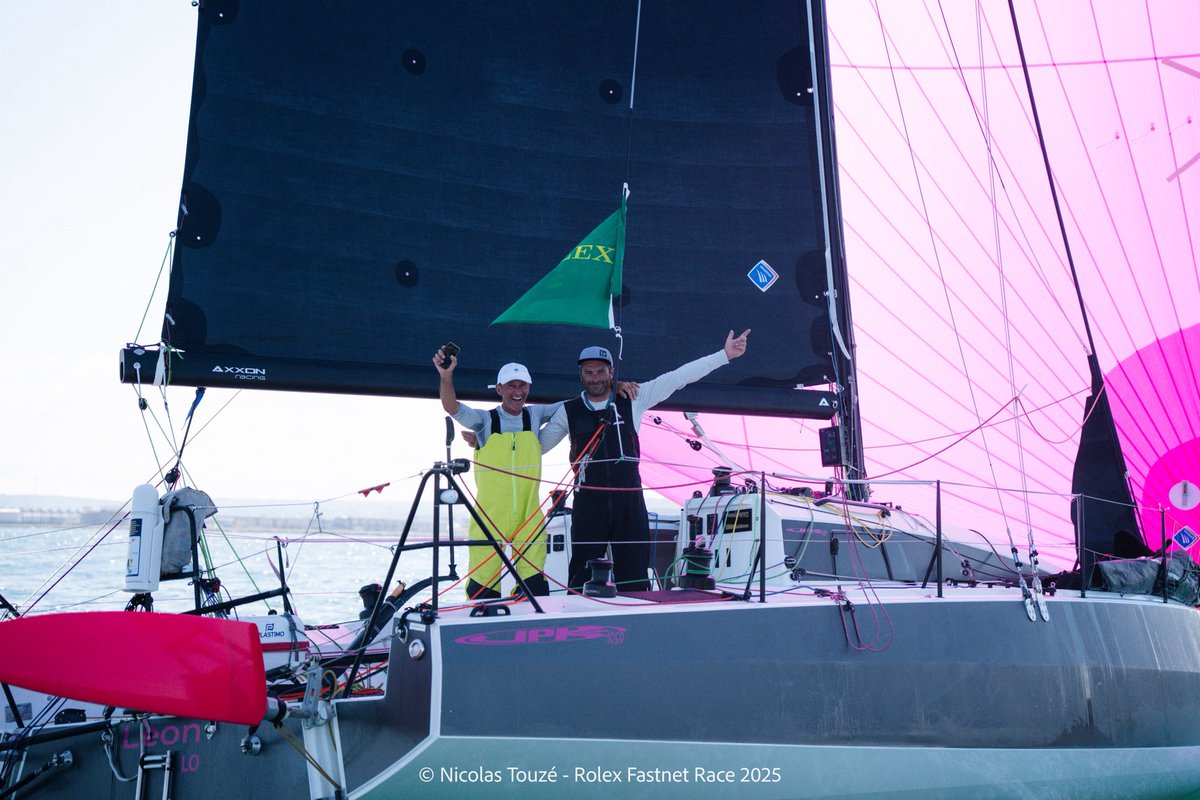 RolexFastnet_Ch's tweet image. Léon, un JPK 1050 skippé par notre skipper local Alexis Loison et Jean-Pierre Kelbert, a coupé la ligne d’arrivée ce midi en première position, de la catégorie IRC2 et IRC Double 🤩👏🏻🔥

📸 Nicolas Touzé / Rolex Fastnet Race 
 
@RORCRacing #RolexFastnetRace