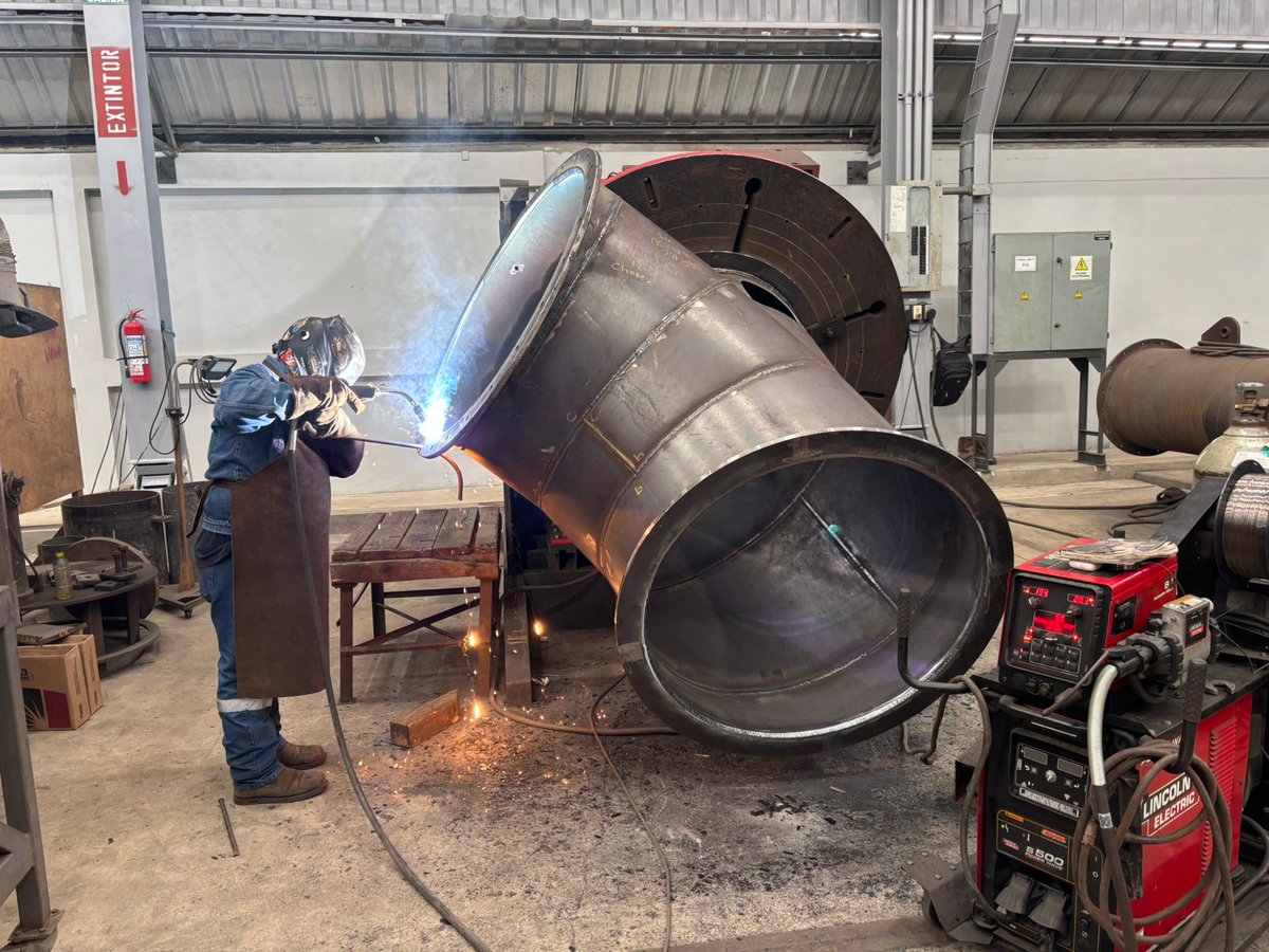 DeltaDelfini's tweet photo. DELTA DELFINI.  Fabricando Bombas desde 1978.  Soldadura codo de descarga de bomba de 1000mm de diámetro.  Los mejores materiales y procedimientos para producir las más eficientes bombas de flujo axial y mixto que mueven a la industria acuícola del mundo. #EfficiencyByDesign https://t.co/n0Rz76ySzN