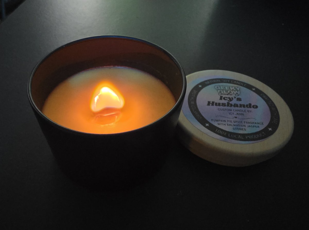 IcyAnnOfficial's tweet image. Thank you for the candle @GeekytheDork!! It smells so good!! 🥺🖤❄️