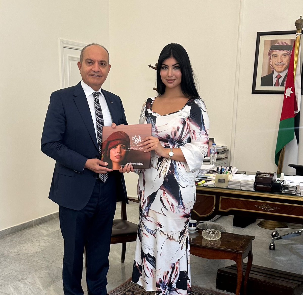 Amjad_O_Adaileh's tweet image. كتاب #المزيونة، الذي أهدت الناشطة والإعلامية الأردنية @hayaadaja، نسخةً منه للسفارة @JOEmbassyEG  يمثّل سجلاً توثيقياً للأزياء التقليدية للمرأة الأردنية، ويتضمن سرداً لجانبٍ من تراثنا  الذي خلدته نشميات # الأردن 🇯🇴.