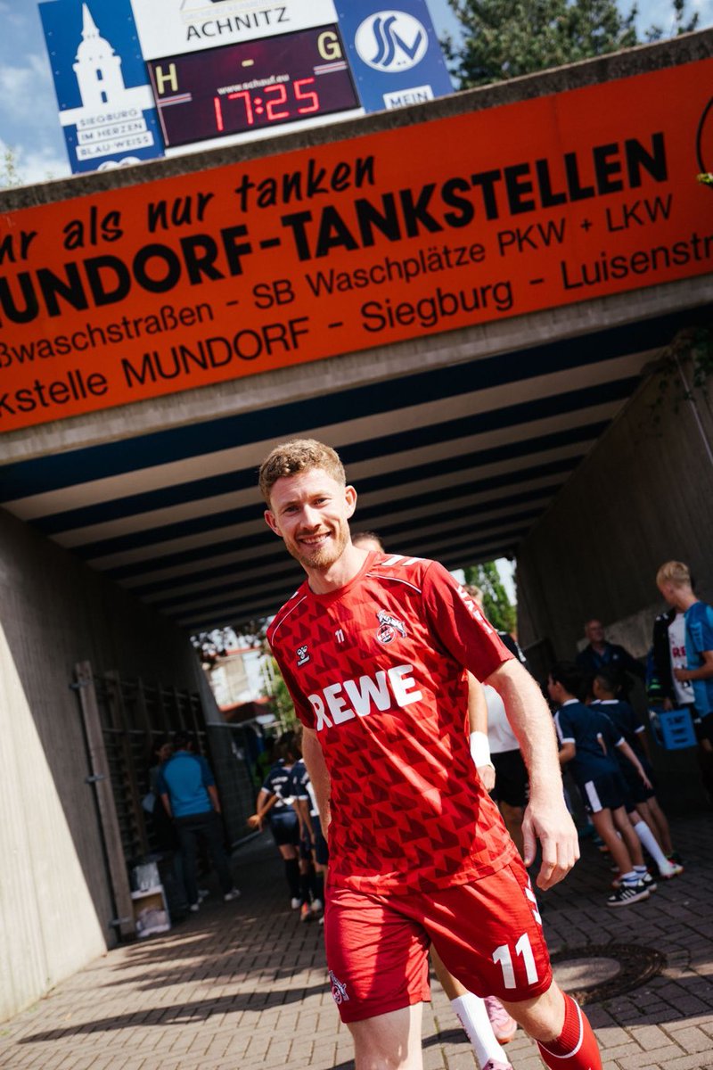 DanielBorges_PT's tweet image. O Colónia está a jogar um amigável na minha terra natal, Siegburg. O #SSV e o #FCKöln foram os dois clubes do meu conterrâneo e campeão do mundo Wolfgang #Overath e o painel publicitário q o admin do #Effzeh destacou aqui é da bomba onde trabalhei durante os estudos. 🤣